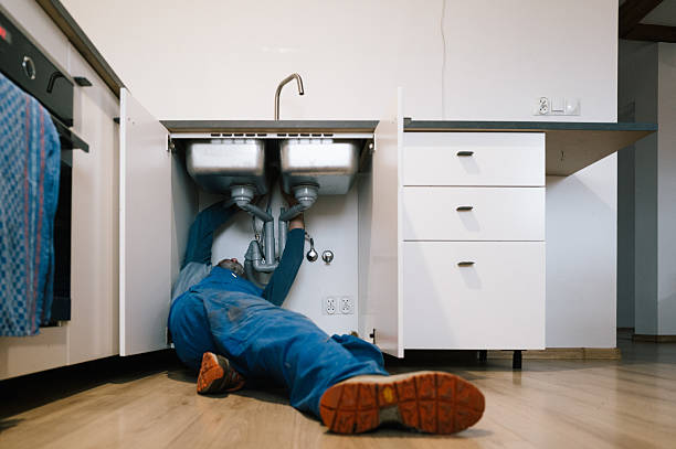 Professional Emergency Plumber technician working in Salem, KY
